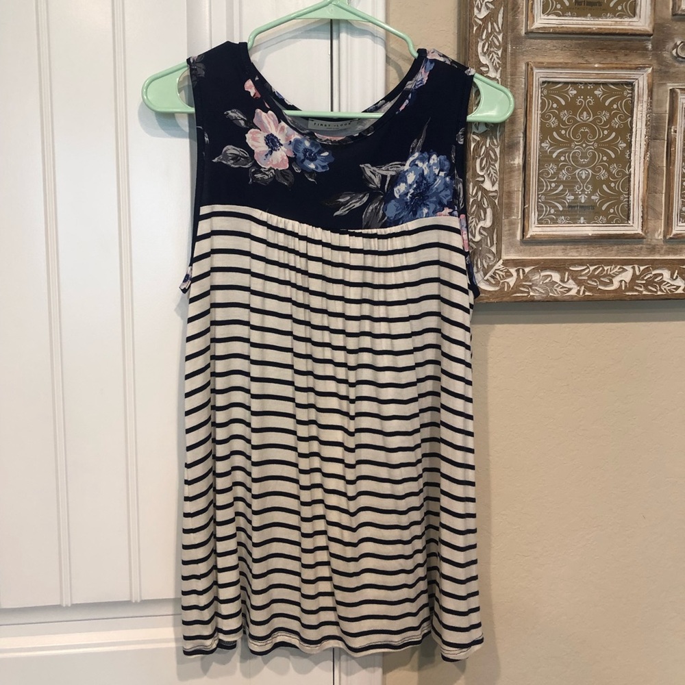 ADORABLE floral and striped tunic tank❤️